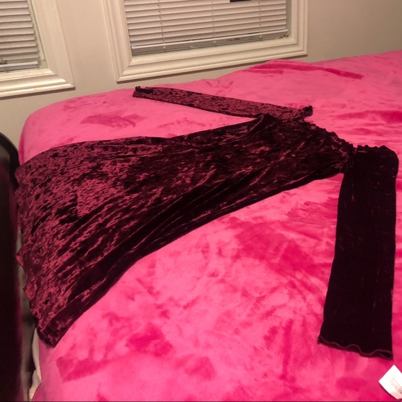 Hollister Burgundy velvet off the shoulder dress - Picture 1 of 3